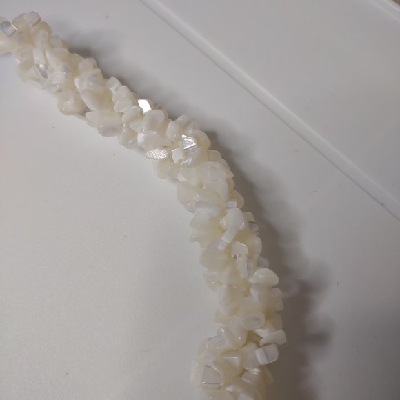 Elegant White and Silver Necklace beach shell - Picture 9 of 14